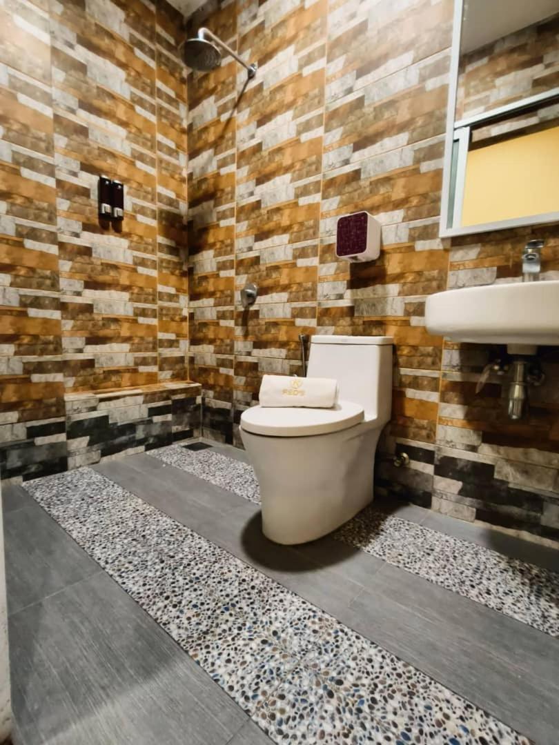 Red'S Hotel Бинтулу Екстериор снимка